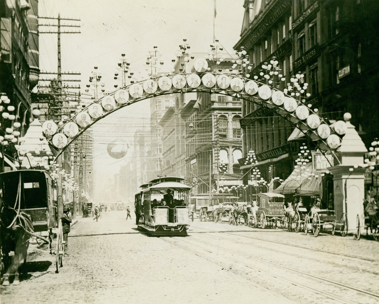 Broadway ao norte de Chestnut decorada para as festividades do outono de 1892 de Fred Nedderhut of the St. Louis Globe Democrat