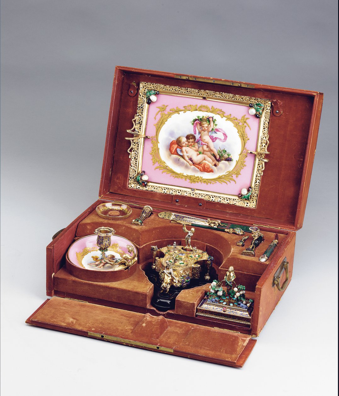 Napoleon III Case Necessarie de Bureau, c.1864-66 (prata esmaltada, prata dourada, pedra de sangue, porcelana de estilo Sevres e pedras semipreciosas) (ver também 1065856-9) de Frederic Jules and Wiese Jules  Rudolphi
