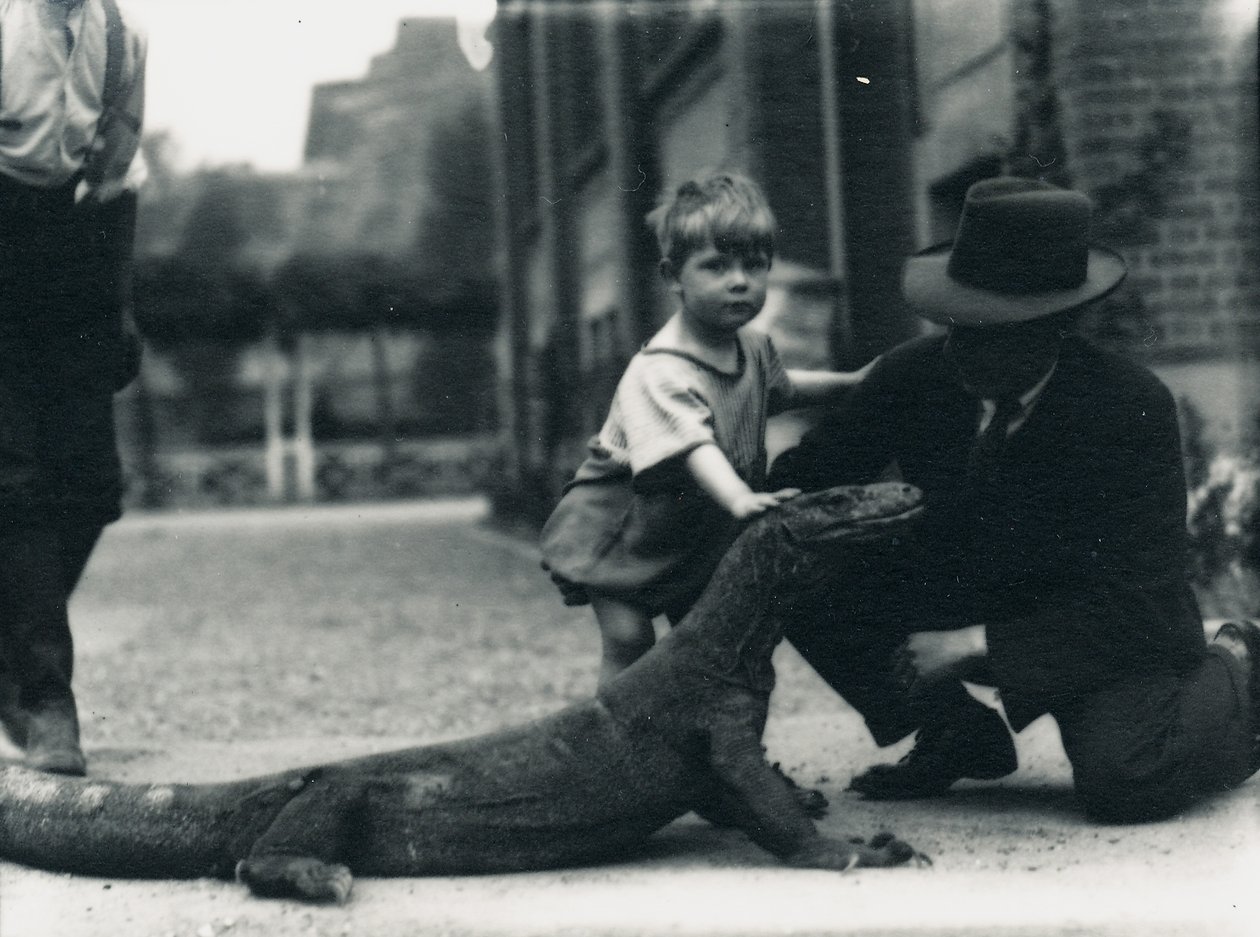Menino, com, um, dragão komodo de Frederick William Bond