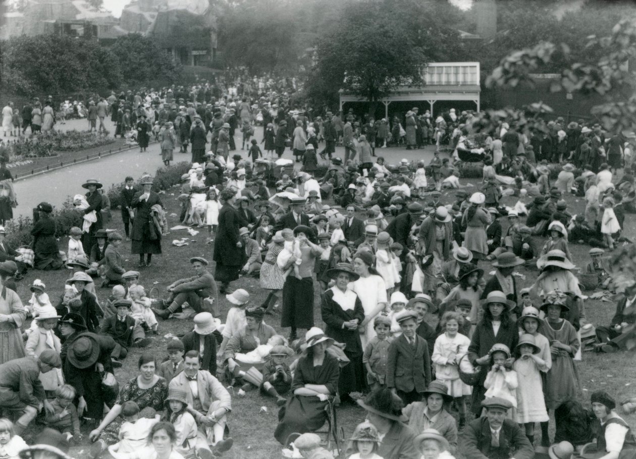 Multidões de visitantes no Zoológico de Londres, feriado bancário de agosto de 1922 de Frederick William Bond