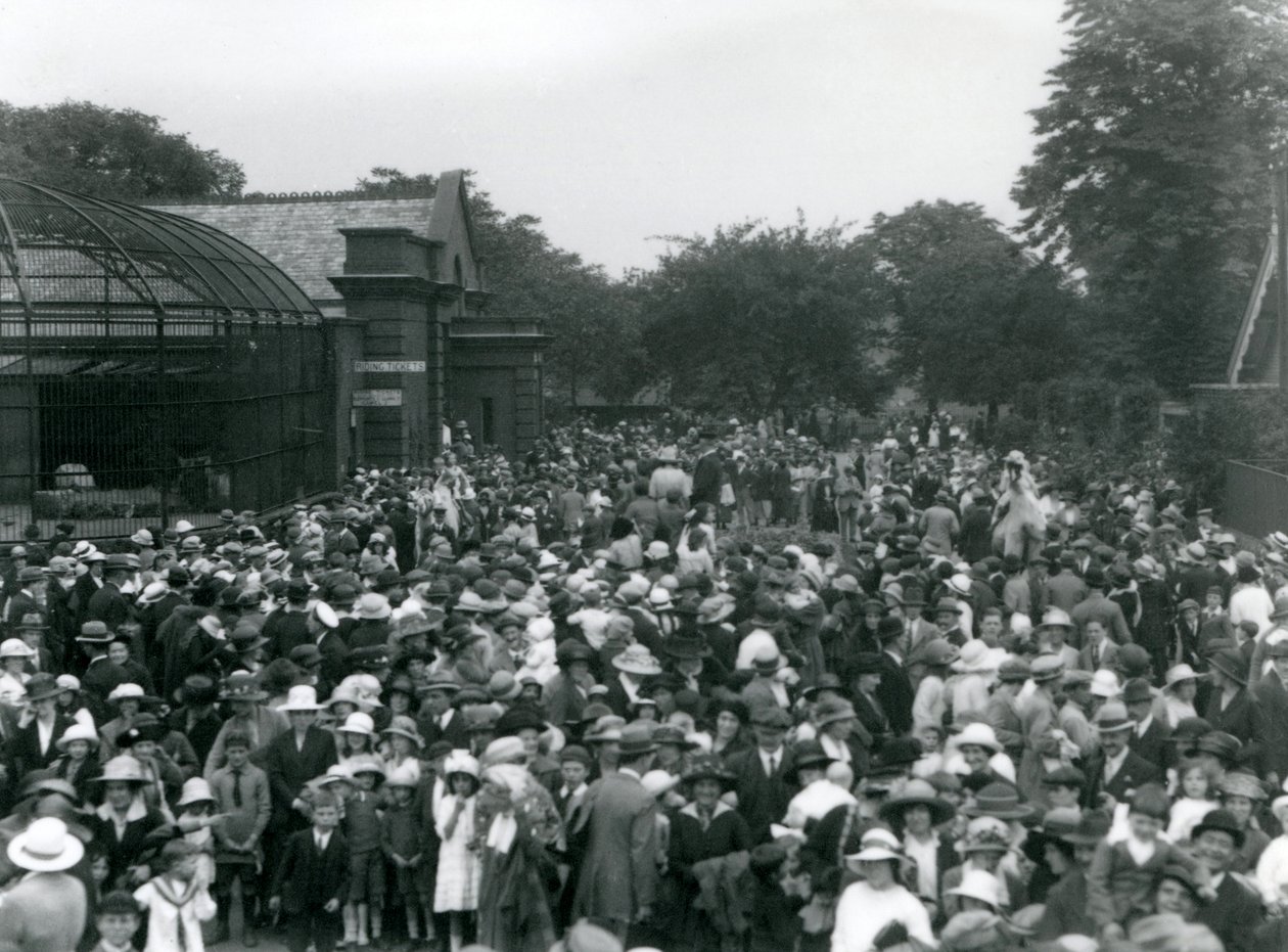 Multidões de visitantes no Zoológico de Londres, feriado bancário de agosto de 1922 de Frederick William Bond