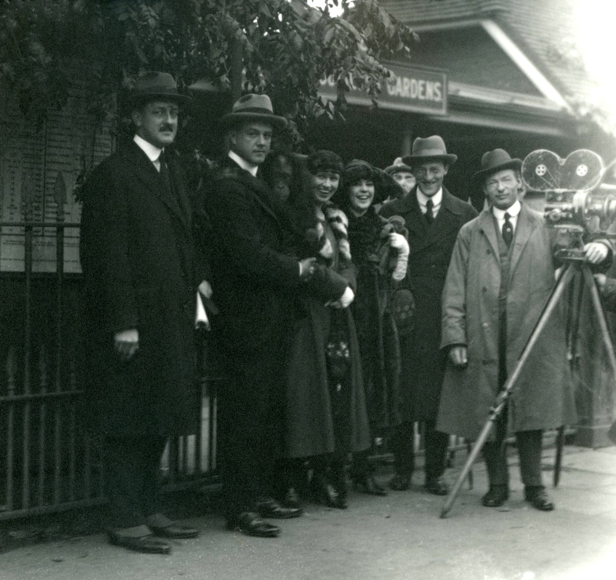 Festa do Sr. e da Sra. Martin Johnson no Zoológico de Londres, outubro de 1920 de Frederick William Bond