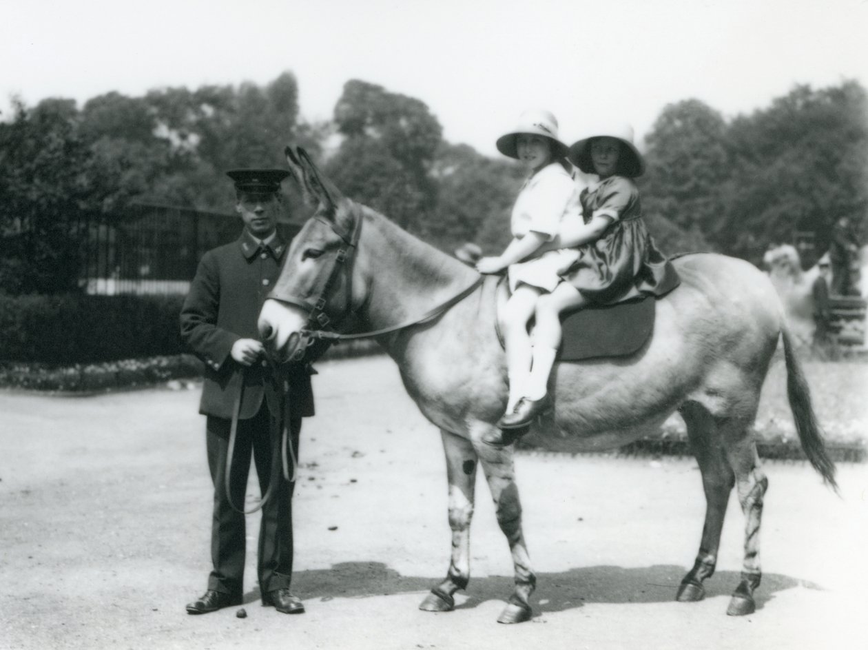 Duas meninas, montando uma bunda, zoológico de Londres, de agosto de 1922 (bw foto) de Frederick William Bond