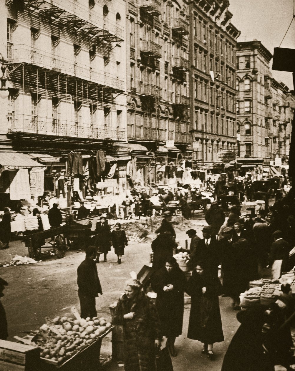 Mercado de rua na Orchard Street, Lower East Side, Nova York, EUA, início da década de 1930 de Frederick Bradley