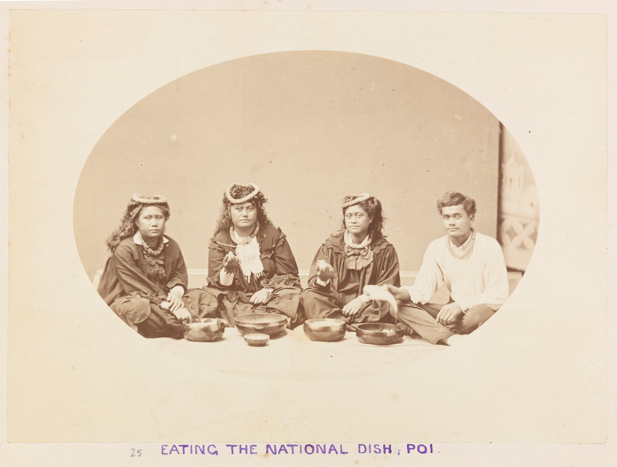Pacific Station no HMS Triumph - Foto 25, Comendo o prato nacional; Poi. de Frederick George Denham Bedford