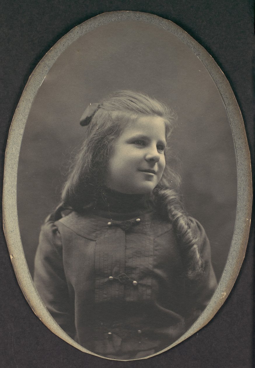 [Menina com cachos, meio comprimento], década de 1890. de Frederick Gutekunst