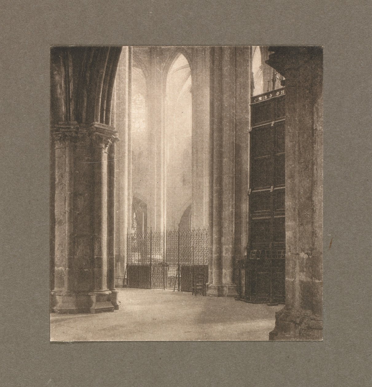 Trabalho de Câmera: Altura e Luz na Catedral de Bourges, 1903. de Frederick Henry Evans