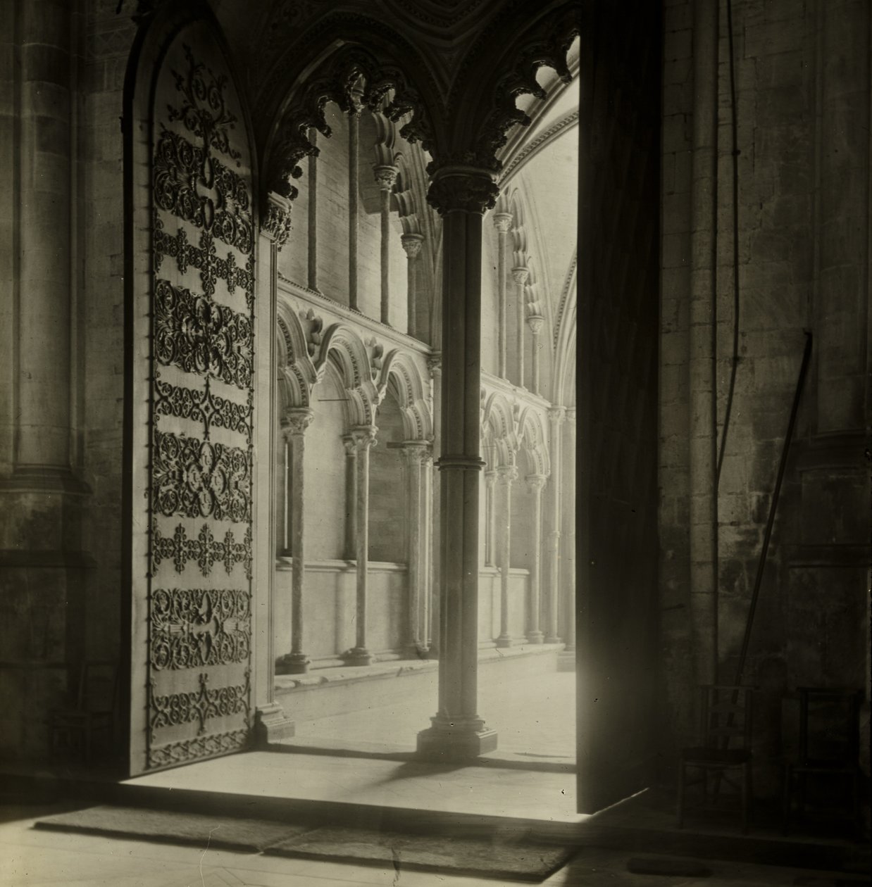 Catedral de Ely: Pórtico da Galileia a partir da Nave de Frederick H. Evans