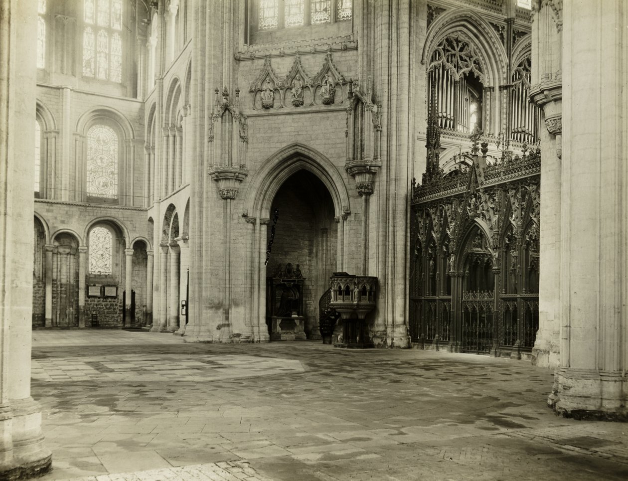 Catedral de Ely: Octógono do transepto sul Cadeiras e bancos removidos de Frederick H. Evans