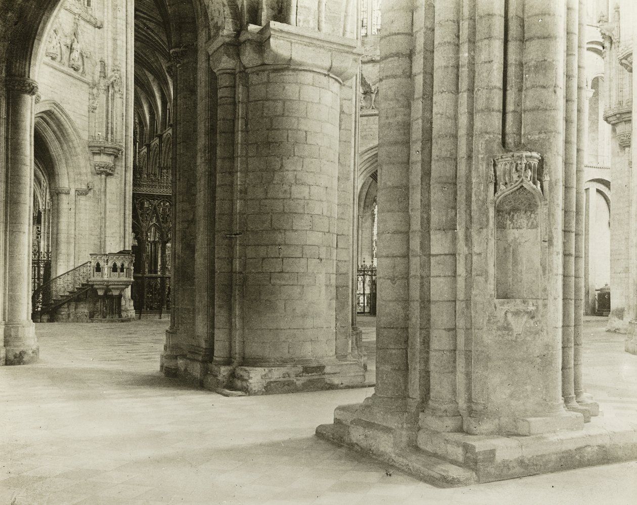 Catedral de Ely: do octógono ao coro do corredor da nave norte de Frederick Henry Evans