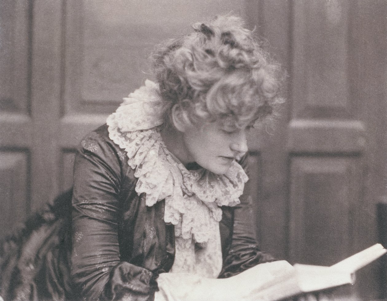 Fotografia de retrato de Ellen Terry (1847-1928) lendo, por Frederick Hollyer (1837-1933) (foto sépia) de Frederick Hollyer
