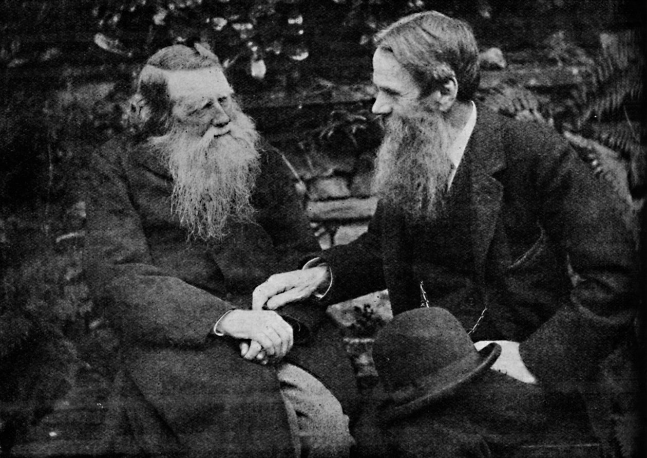 Ruskin e Holman Hunt desfrutam de uma conversa sobre arte, c1925 de Frederick Hollyer