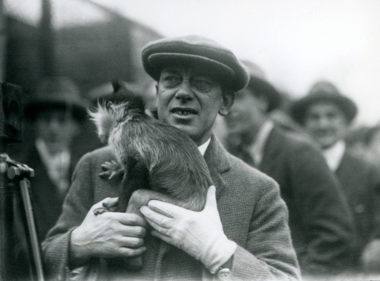 Um Mangabey de crista preta, possivelmente Freckles, com seu manipulador, participando de uma transmissão externa do zoológico de Londres, 1925 de Frederick William Bond