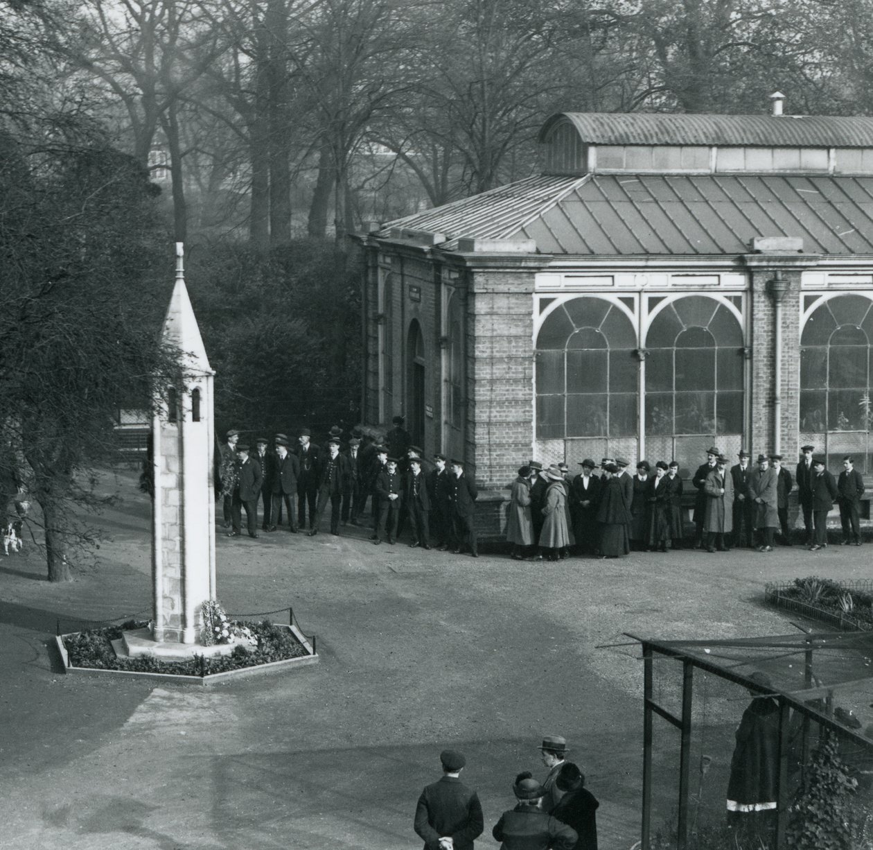 Dia do Armistício no Memorial da Guerra, Zoológico de Londres, 11 de novembro de 1923 de Frederick William Bond