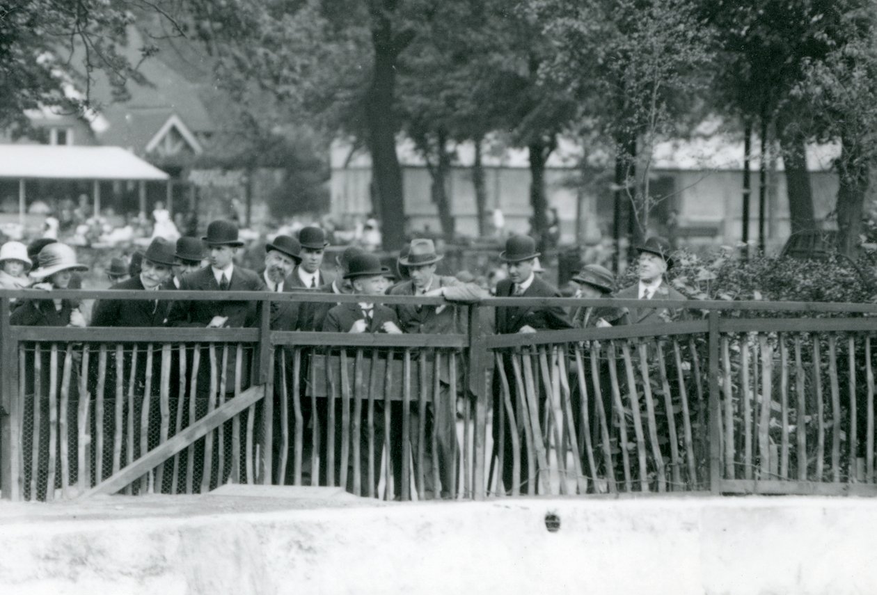 O rei da Itália, Victor Emmanuel III, visitando o zoológico de Londres em 1924 de Frederick William Bond
