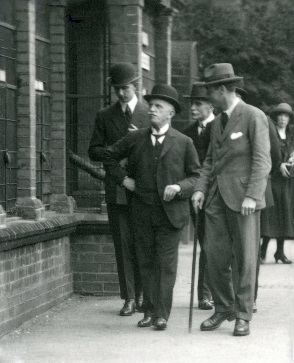O rei da Itália, Victor Emmanuel III, visitando o zoológico de Londres em 1924 de Frederick William Bond