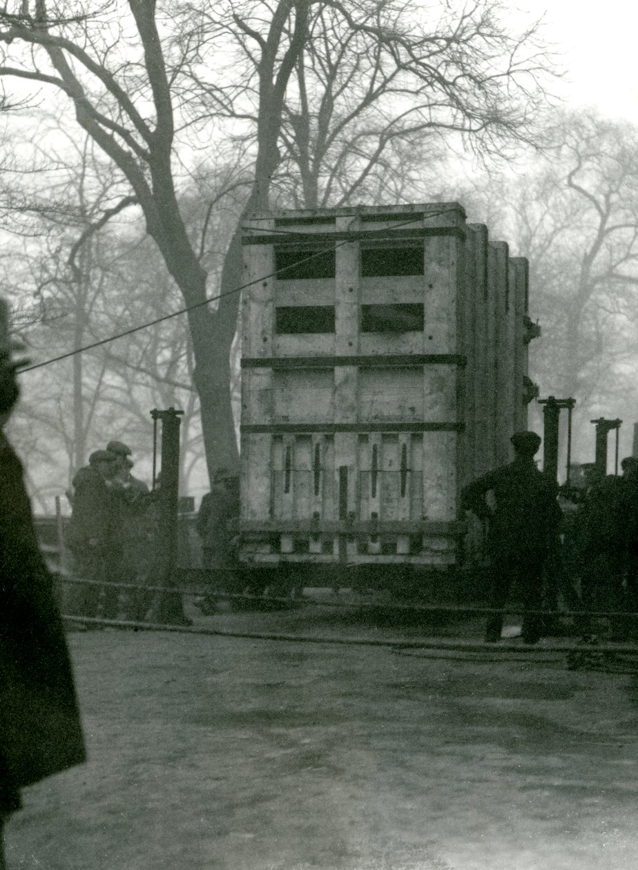 Transporte feminino elefante asiático Lukhi, em uma caixa de madeira, zoológico de Londres, 1923 de Frederick William Bond