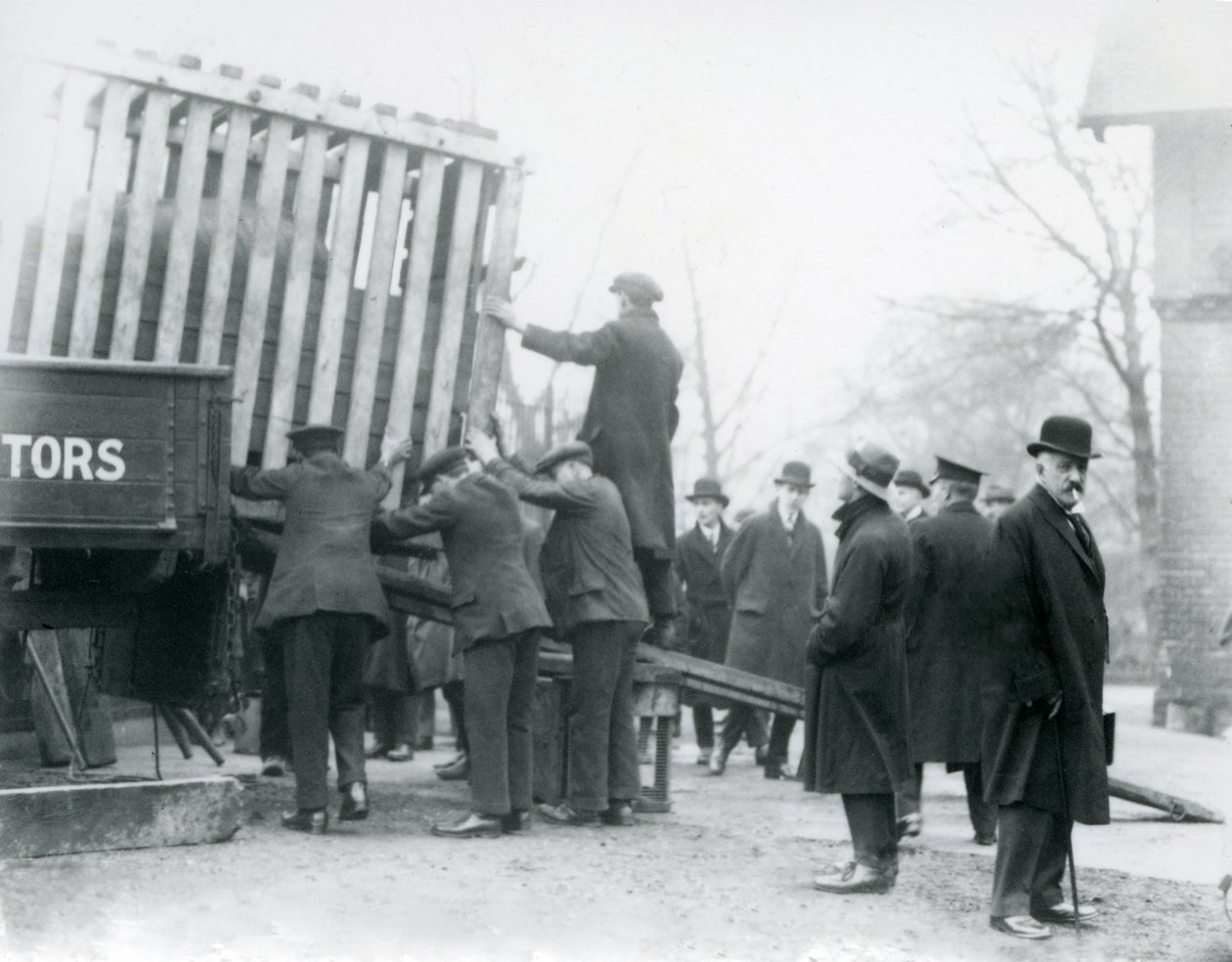 Descarregamento do recém-chegado rinoceronte indiano, zoológico de Londres, 1924 de Frederick William Bond