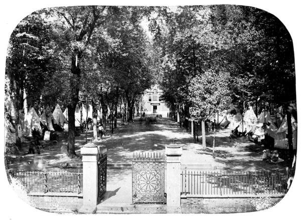 Camp Independence no Independence Hall, c.1860 (foto a p/b) de Frederick de Bourg Richards