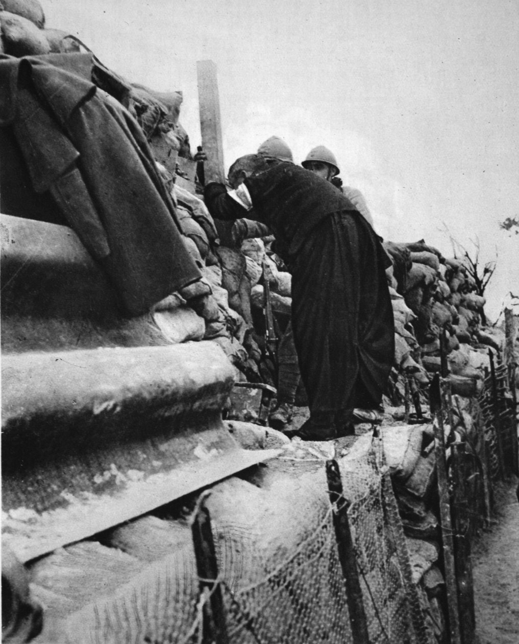 Um padre francês nas linhas: uma cura dando uma espiada por uma trincheira periscópica, ilustração de The Illustrated War News, 31 de janeiro de 1917 de French Photographer