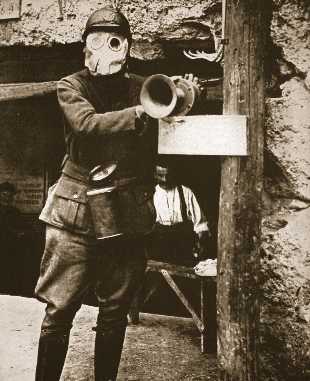 Um chifre de Klaxon usado para dar aviso contra ataques de gás alemães em uma trincheira francesa, ilustração de The Illustrated War News, 24 de janeiro de 1917 (foto sépia) de French Photographer