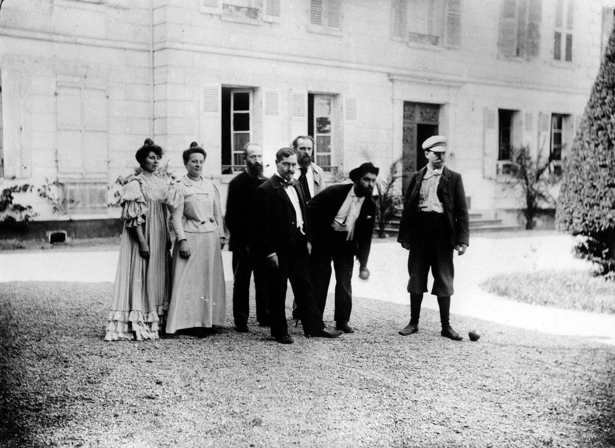 Um jogo de petanca no Le Relais, lar da família Natanson em Villeneuve-sur-Yonne, c. 1899 de French Photographer