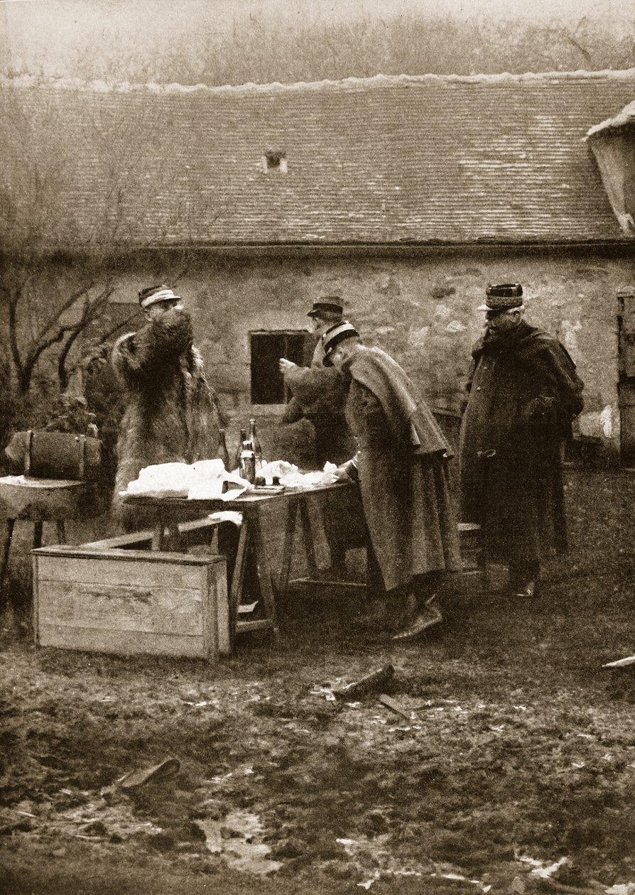 Um café da manhã apressado à beira do caminho com o General Joffre, GCB, na frente (foto sépia) de French Photographer
