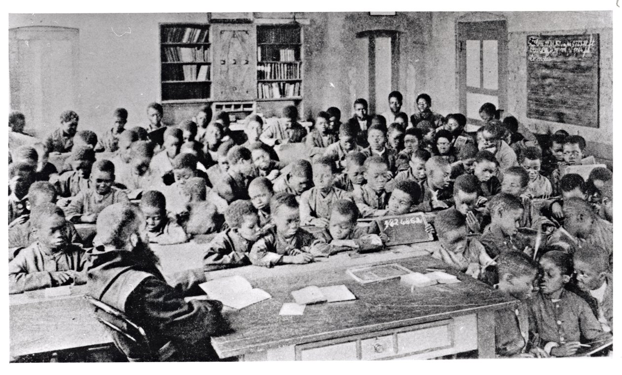 Um monge ensinando uma aula na África francófona, antes de 1914 de French Photographer