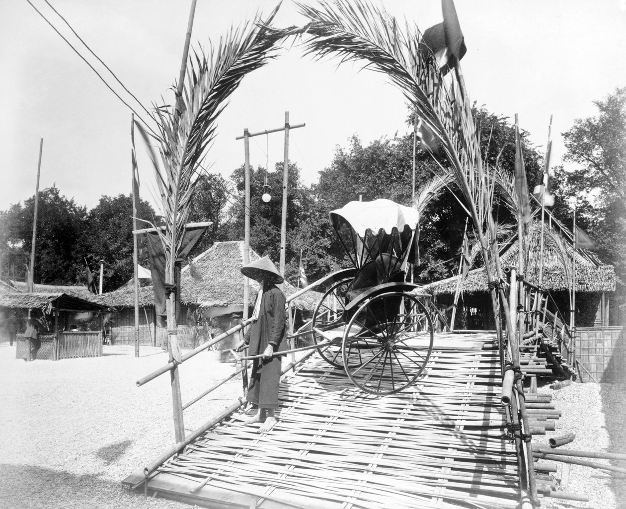 Um motorista de riquixá na entrada do Tonkin Village, Paris Exhibition, 1889 de French Photographer