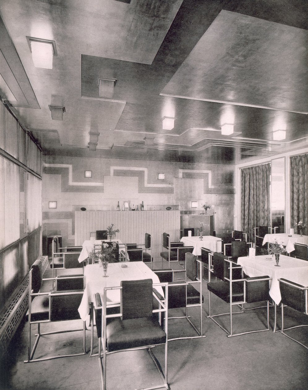 Um salão de chá na loja de Robert Bely, projetado pelo arquiteto Pierre Patout, década de 1920 de French Photographer