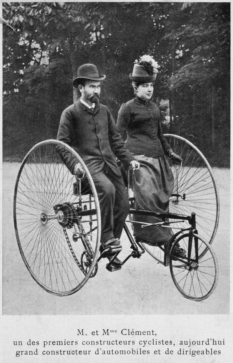 Adolphe Clement e sua esposa em um triciclo de French Photographer