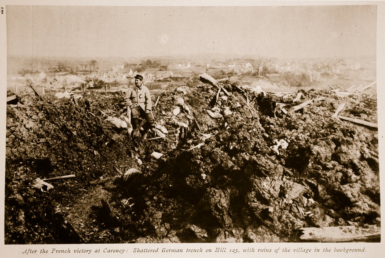 Depois da vitória francesa em Carency: Shattered German trench em Hill 125, 1914-19 de French Photographer