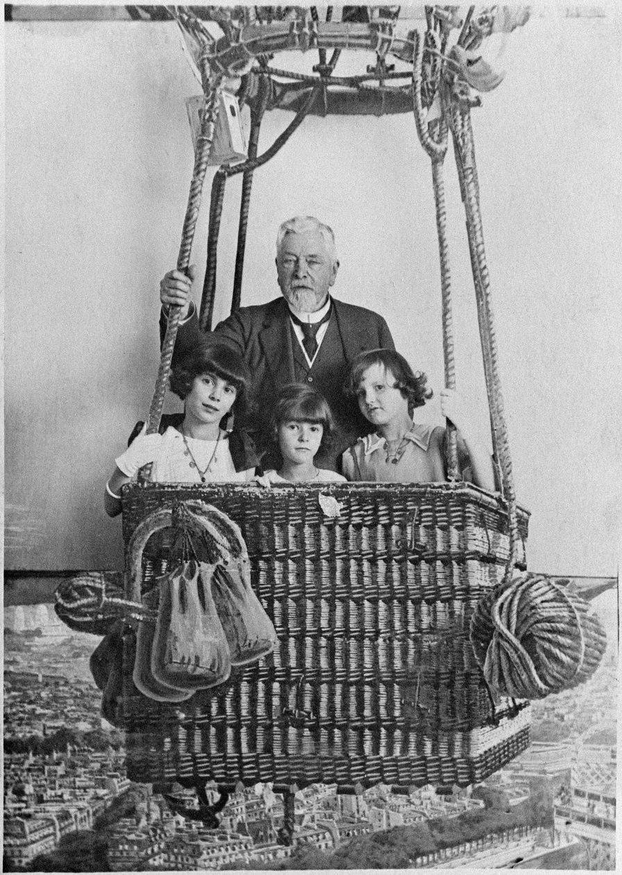 Alexandre Gustave Eiffel com seus netos em uma gôndola de French Photographer