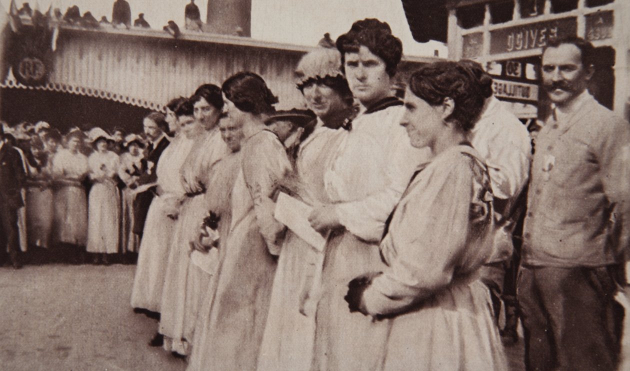 Uma honra imperial para os trabalhadores franceses: General Gilinski decorando mulheres, de The Illustrated War News, 12 de julho de 1916 de French Photographer