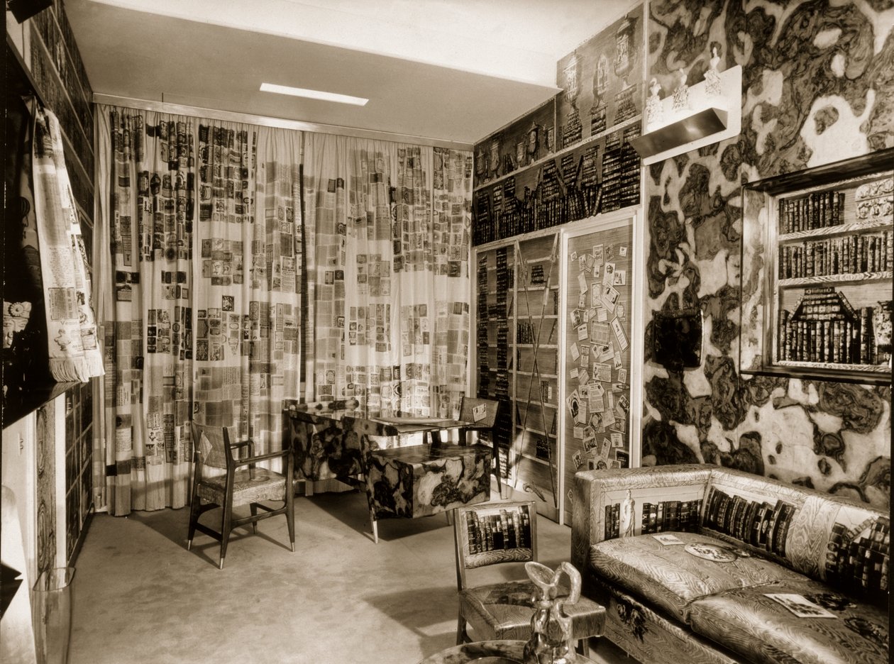 Um apartamento projetado por Fornasetti, década de 1950 de French Photographer