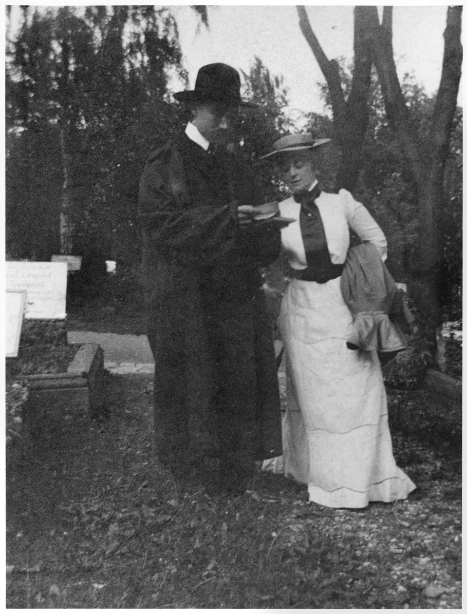 Andre Gide e Maria van Rysselberghe, Weimar, Alemanha, 1903 de French Photographer