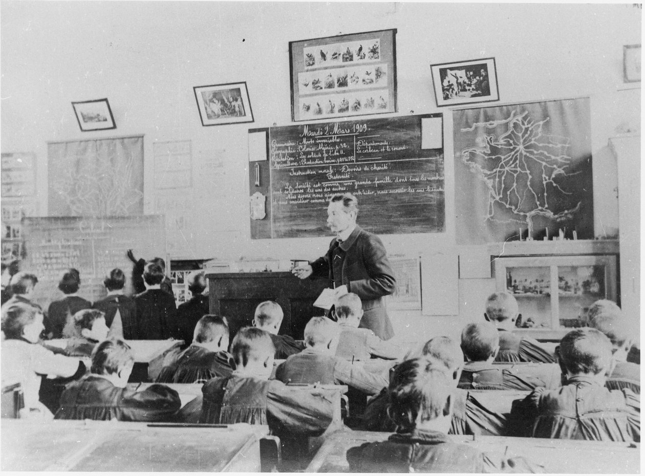 Aula de aritmética em uma escola primária, Orme, 2 de março de 1909 de French Photographer