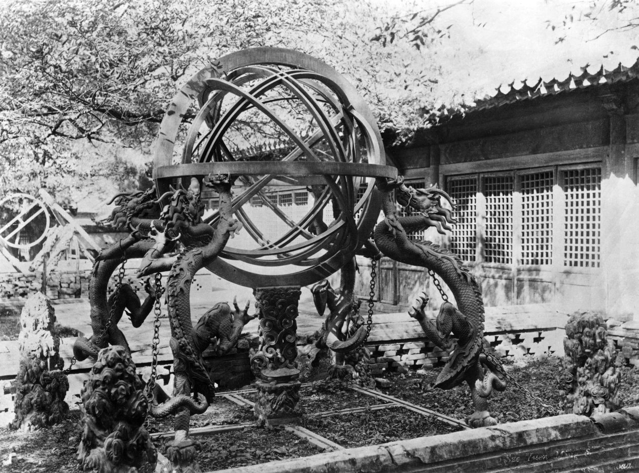 Instrumentos astronômicos no Observatório Imperial, Pequim, China, c.1900 de French Photographer
