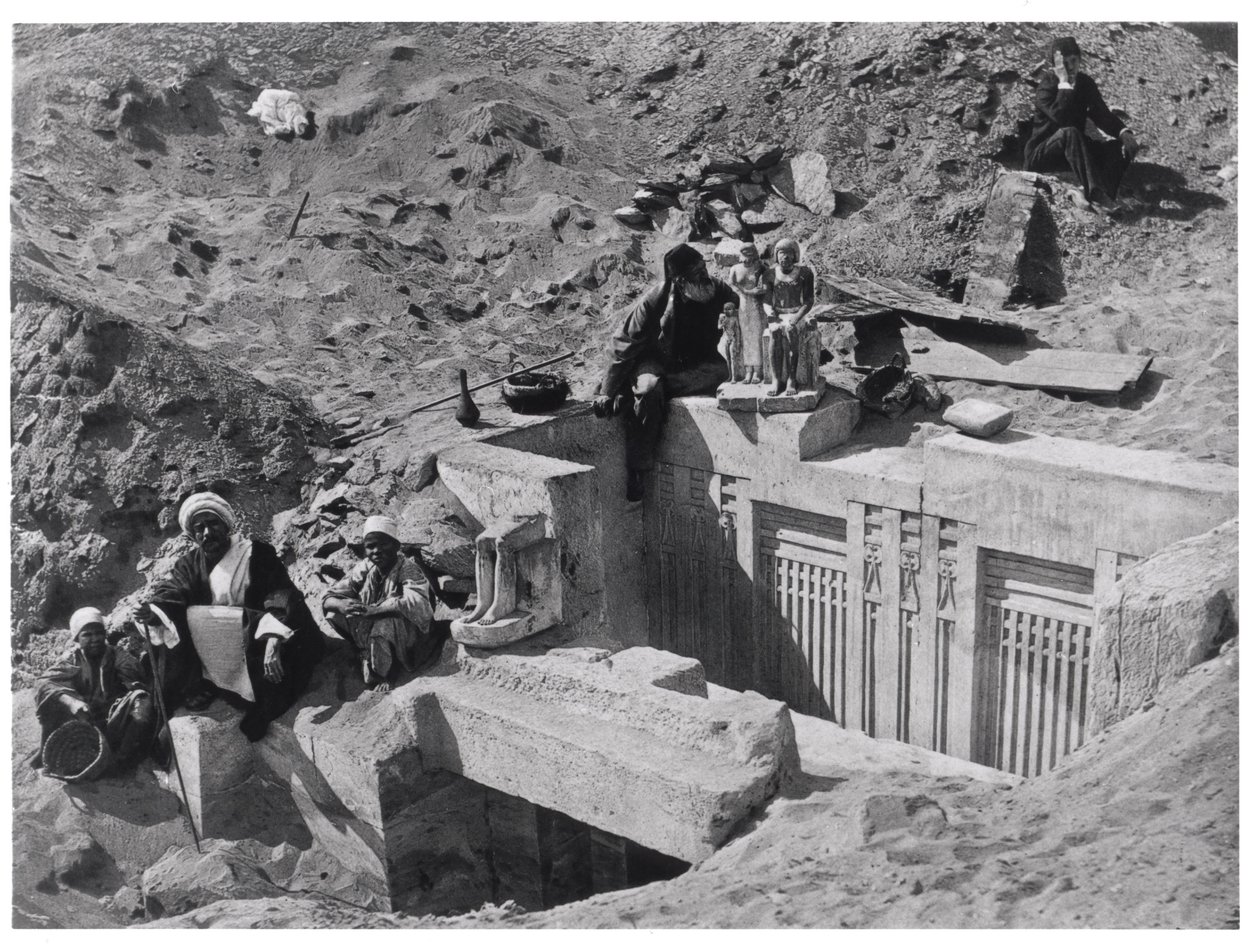 Auguste Mariette (1821-81) sentado em uma mastaba durante escavações em Saqqara, de Travel in Upper Egypt, publicado em 1878 de French Photographer