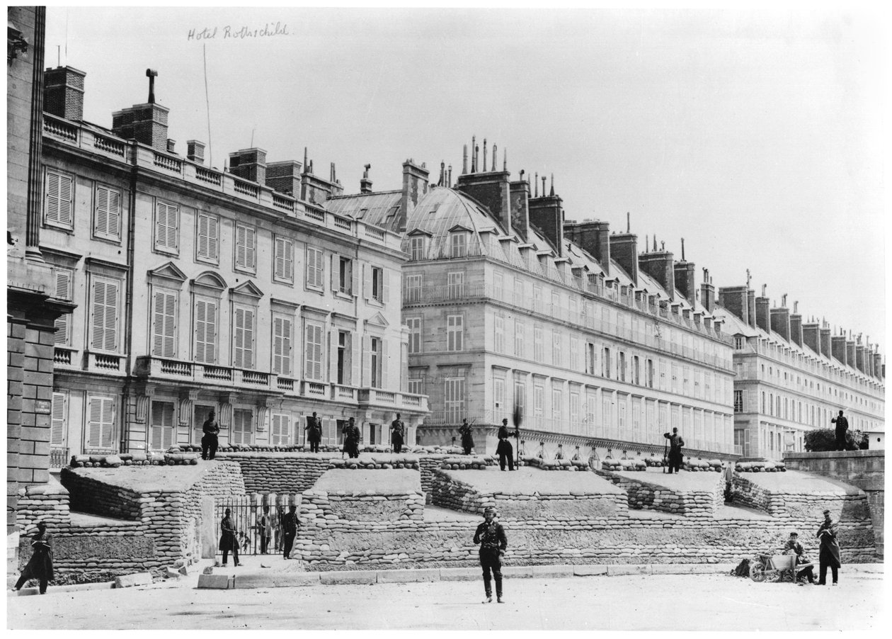 Barricada durante a comuna de Paris, na Rue de Rivoli, 1871 de French Photographer