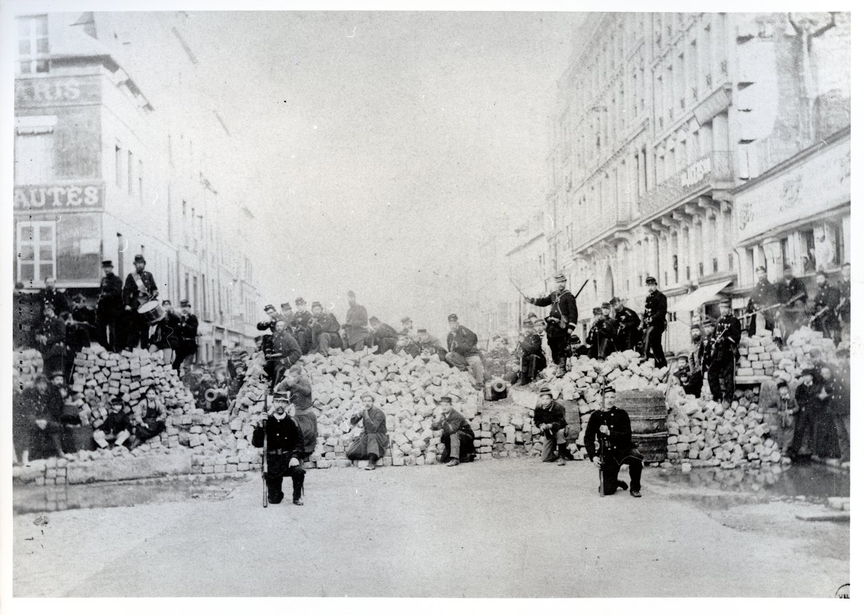 Barricada na rua Charonne durante a comuna de Paris, 18 de março de 1871 de French Photographer