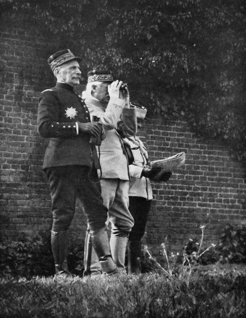 Dia da Batalha - General Foch, comandante de uma seção do exército, assiste a uma das etapas de uma ofensiva em North Arras, 1915 de French Photographer
