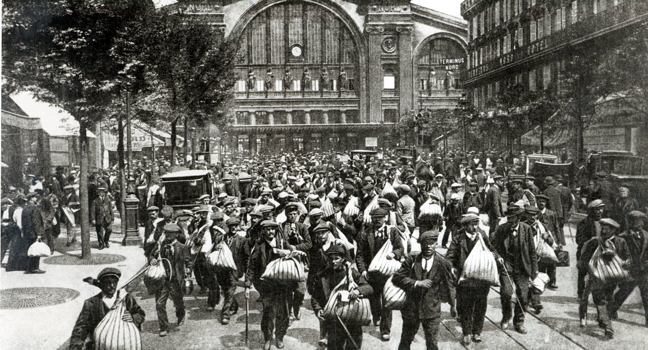 Belgas e refugiados das regiões invadidas que chegam a Paris na Gare du Nord, 1914 de French Photographer