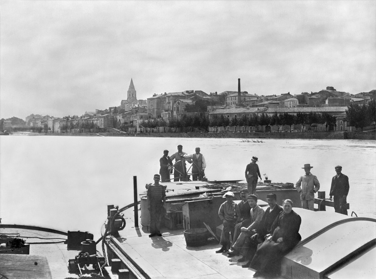 Barqueiros no Rhone perto de Bourg Saint Andreal, início do século XX de French Photographer