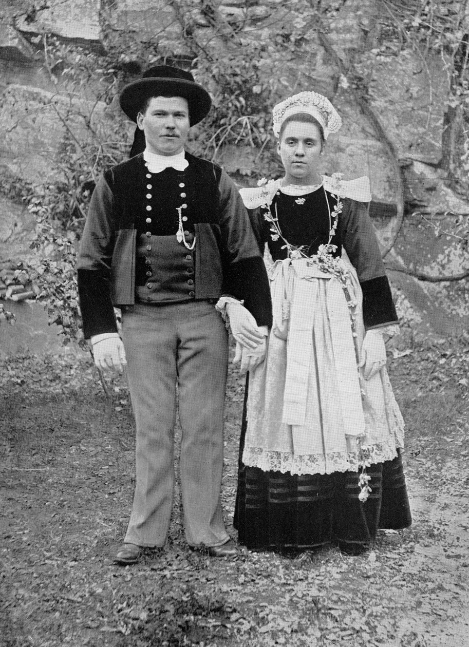 Casal bretão em traje de gala tradicional, final do século XIX de French Photographer