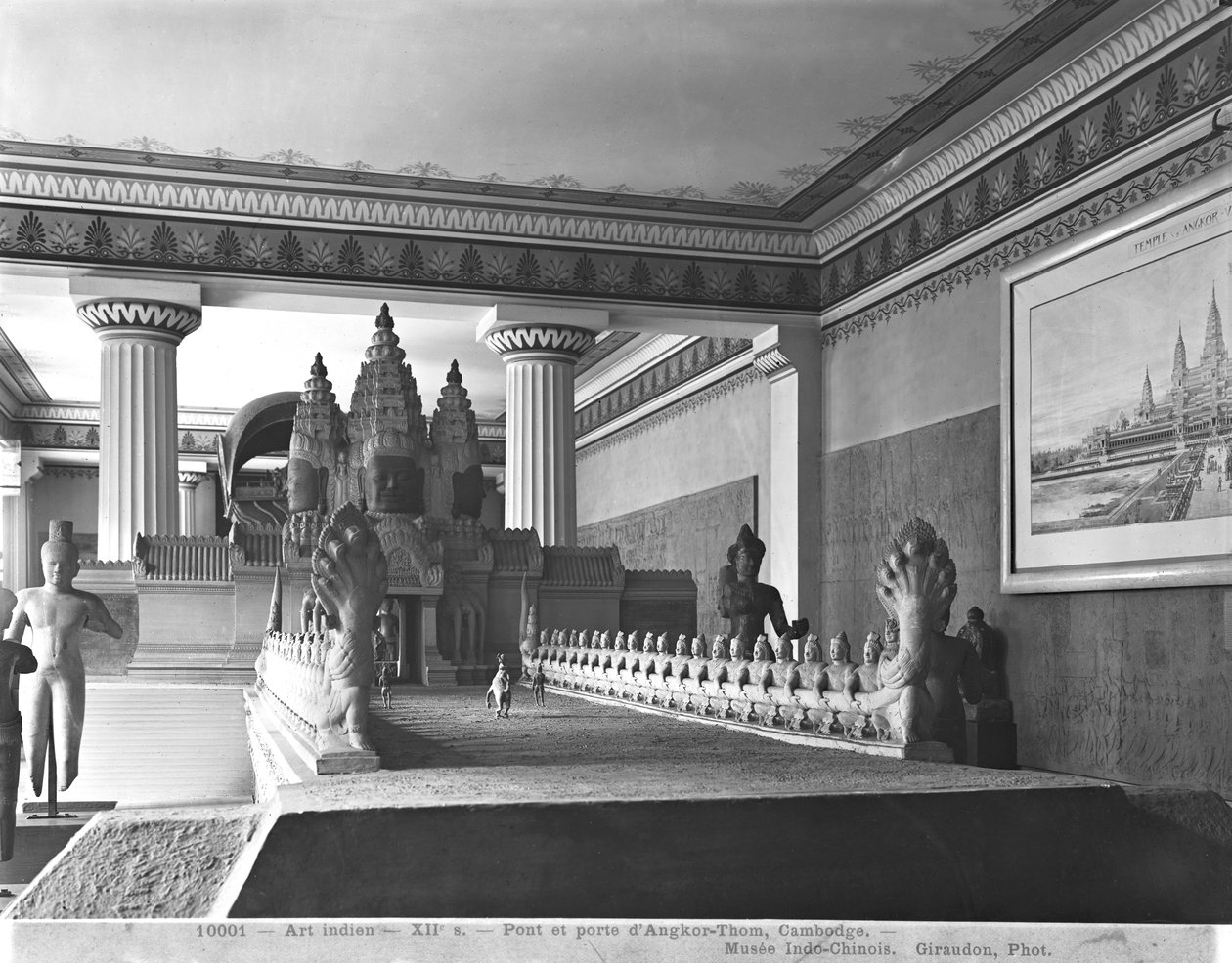 Ponte e porta de Angkor Thom, c.1912 de French Photographer