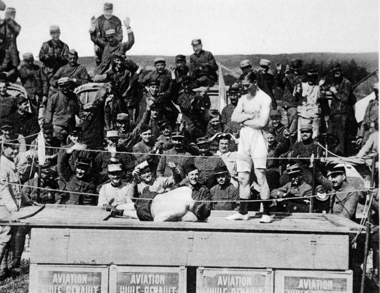 Carpentier dá o knock-out na frente: o famoso boxeador coloca as luvas novamente, para homenagear um herói, de The Illustrated War News de French Photographer