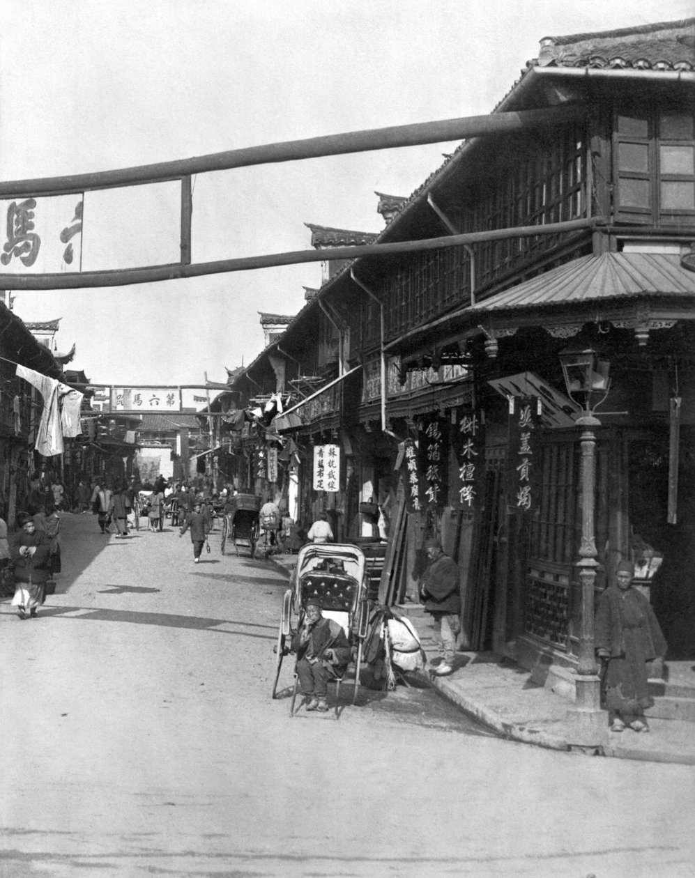 Chinatown em Xangai, final do século XIX de French Photographer