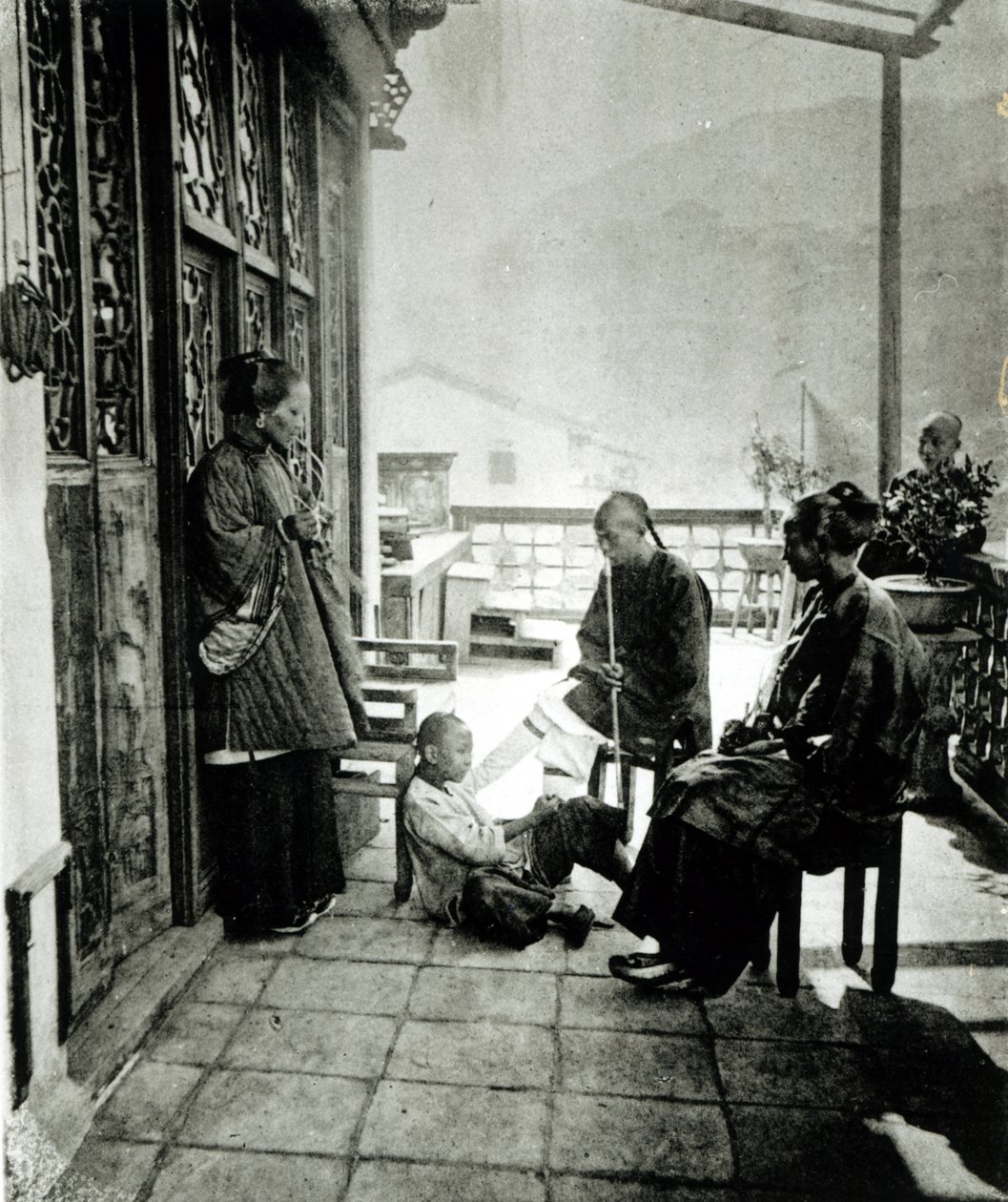 Chineses fumando ópio, de "Ilustrações da China e seu povo", de J. Thompson, publicado em Londres, 1873 de French Photographer