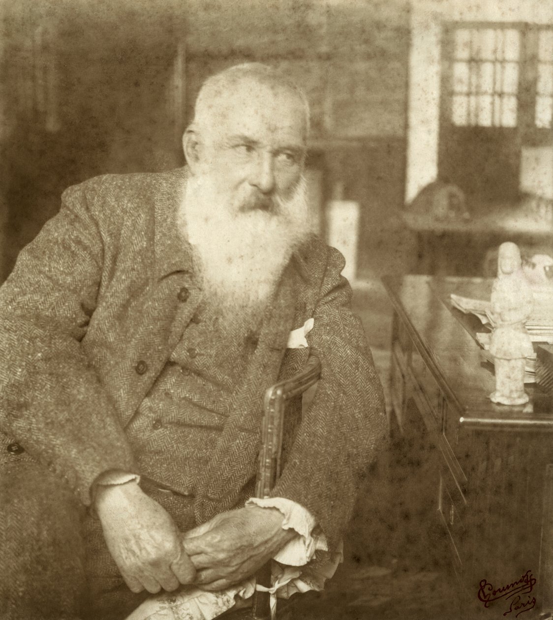 Claude Monet (1841-1926) com uma estatueta Tanagra no início do século XX (impressão em gelatina) de French Photographer